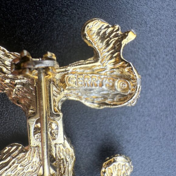 Vintage GERRYS Gold Tone Poodle Brooch With Green Enameled Details Mid-Century P - Picture 3 of 4
